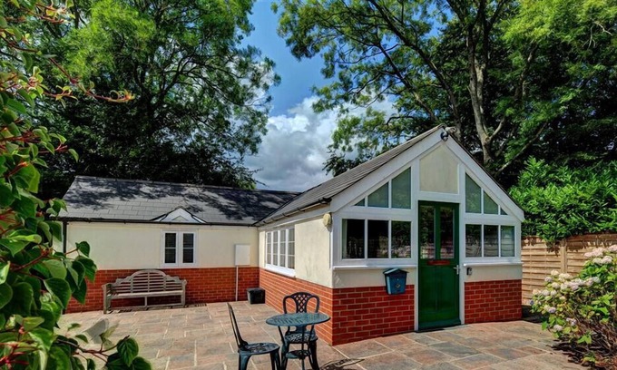 Raymonds Hill Cottage | THE PEACH HOUSE, pet friendly, with a garden in Axminster