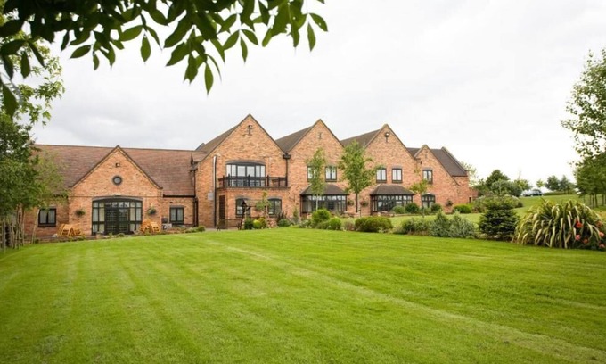 Broughton Hackett Hotel | The Pear Tree Inn & Country Hotel