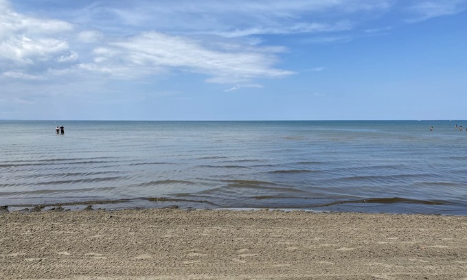 Wasaga Beach House | The Pearl Cozy Beach House - 4 Season Vacation Destination