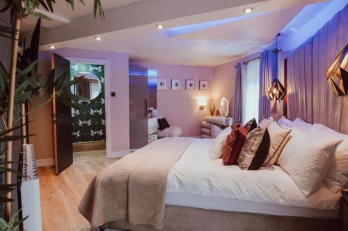 Padfield Apartment | The Penthouse Luxury Central Apartment