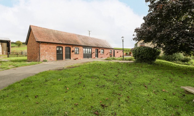 Usk House | THE PHEASANT ONE, family friendly, with a garden in Raglan