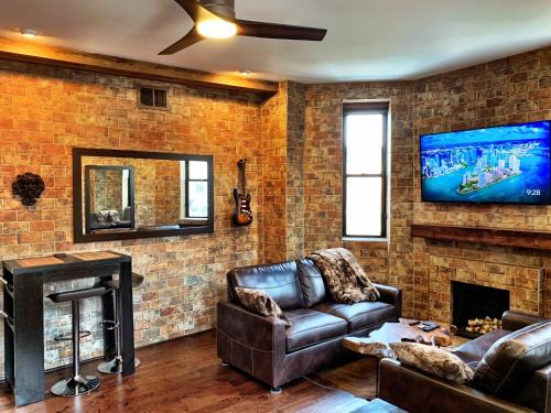 Old Town Triangle Apartment | The Picasso on Lincoln Park