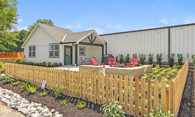 Pleasant Hill Apartment | The Pilot’s Pad - Private Studio Apartment on 75 acres + airway strip + fishing pond