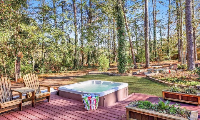 Evans House | THE PINE CONE- Hot Tub | Game Room | Huge Backyard