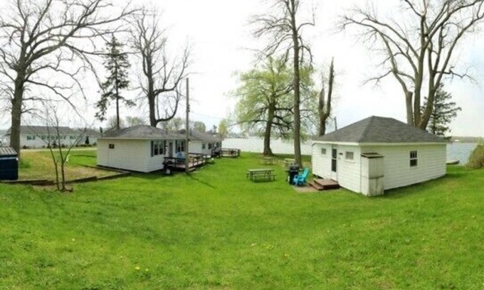 Leeds and the Thousand Islands Resort | The Pines Housekeeping Cottage - Gananoque - Cottage 3