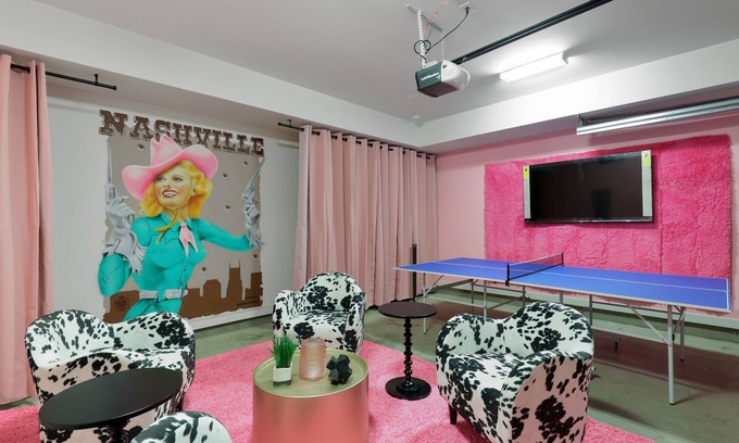 Whitebridge House | The Pink Cowgirl- Local Business Discounts, 4 Miles to Broadway