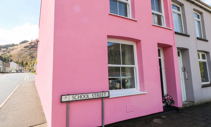 Blaencwm Cottage | THE PINK HOUSE, family friendly, with a garden in Treherbert