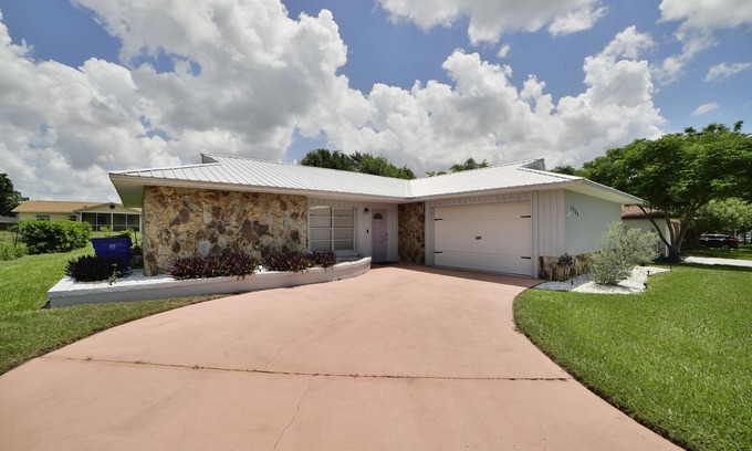Sun 'N Lake House | The Purple Palm House - Relaxing 2-bedroom house in Sebring with WiFi & Hot Tub