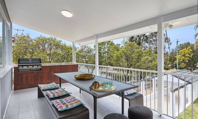 Labrador Apartment | The Queenslander! Bright - Breezy - Beautiful