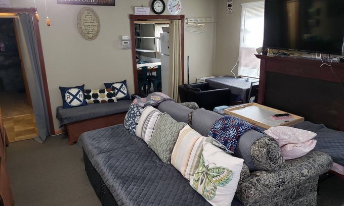 St. Cloud House | The Rail: 4 Bedrooms in Comfortable Home, Near Downtown