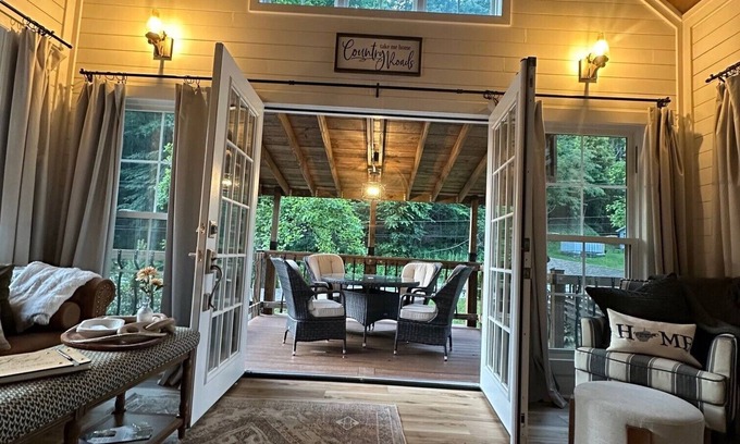 Williamson Ski Chalet | The Red Dog Chalet Couples Retreat w/Hot Tub