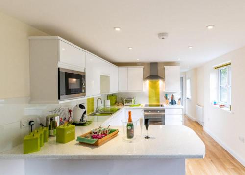 Raymonds Hill House | The Retreat, own hot tub, romantic escape, near Lyme Regis