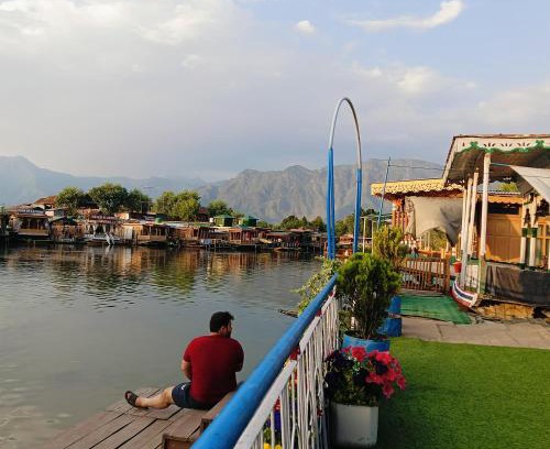 Dal Lake Bed & Breakfast | The Retreet Houseboat