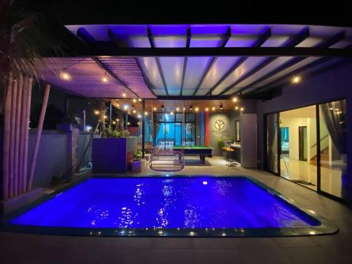 Taman Daya House | The Riimbun . Private Pool . BBQ . Karaoke