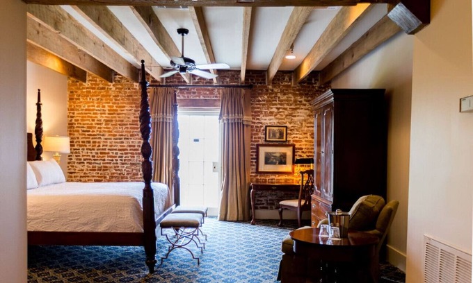 Natchez House | The River Walk Inn - Rooms 801-806
