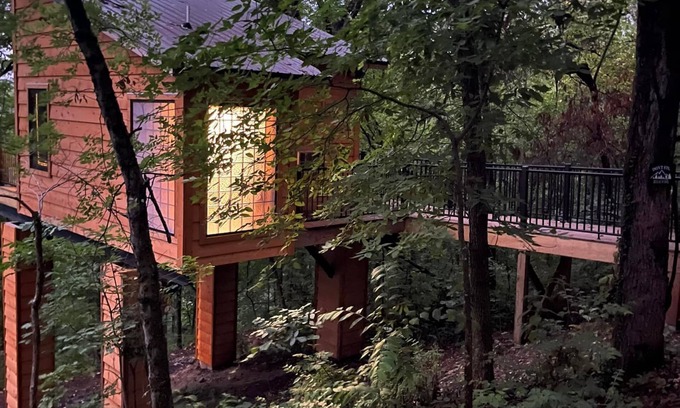 Nixa Cabin | The Riverbirch Treehouse-close to town yet steps away from total wilderness