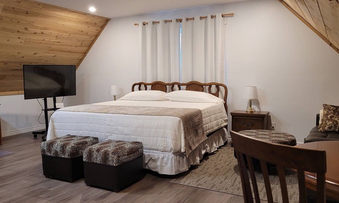 Woodstock Apartment | The Riverside Inn - a welcoming, peaceful retreat on the water.