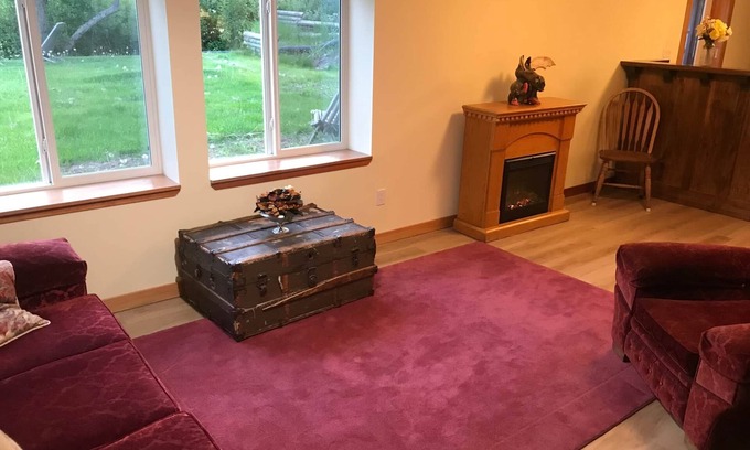 Quesnel House | The Riverwalk House, WALK DOWN Suite