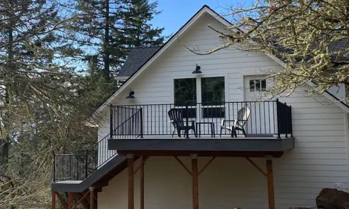 Silverton Apartment | The Rock Tree House - A place to unwind and renew.n