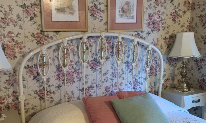 Brockport Bed & Breakfast | The Rose Room at The Victorian
