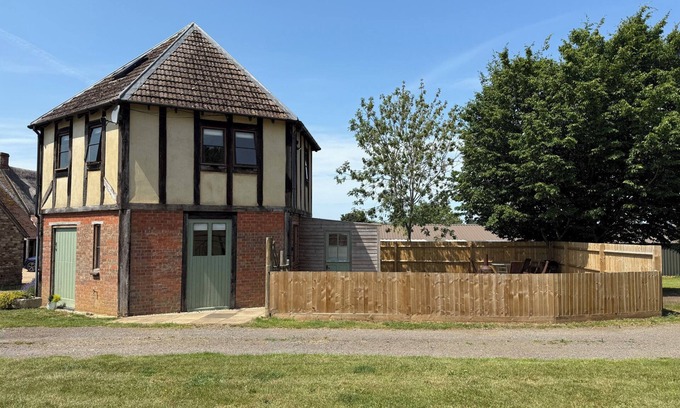 Middleton Cheney Cottage | THE ROUND HOUSE, family friendly, with a garden in Chacombe
