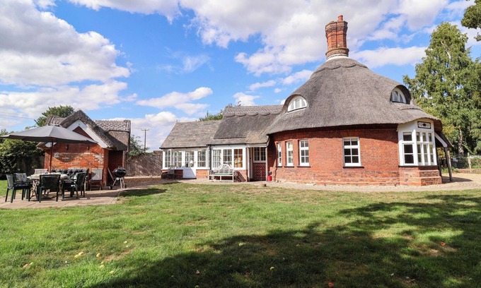 Woodbridge Cottage | THE ROUND HOUSE, pet friendly, with open fire in Framlingham