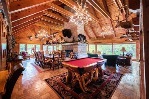 Grayling House | The Royal Stag Lodge - Riverfront on the Au Sable