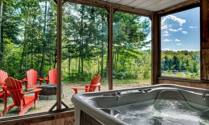 Notre-Dame-de-Pontmain Cabin | The Rustik Refuge a beautiful river view/spa chalet