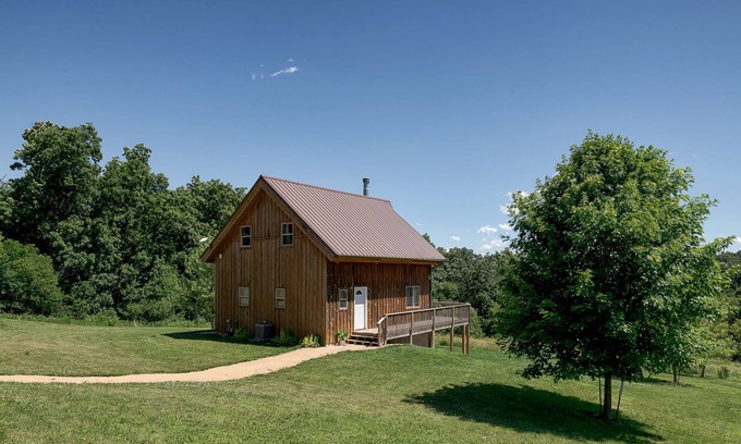 Kent Cabin | The Rustic Retreat: Elegant cabin with WiFi & AC in an enchanting location!