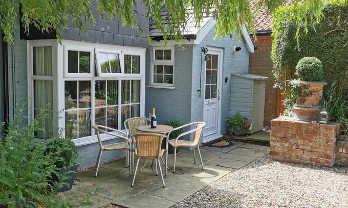 Grimsby House | The Saddlery Holiday Cottage - Near Wolds And Coast