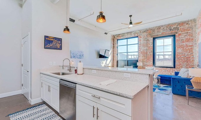Newport News Apartment | ❤️The Safe House❤️Downtown Newport News!
