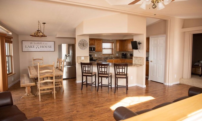 Whitetail House | The "Sandhills Oasis" Lakehouse @Lake Mac- Sleeps 15, Minutes from the Lake!