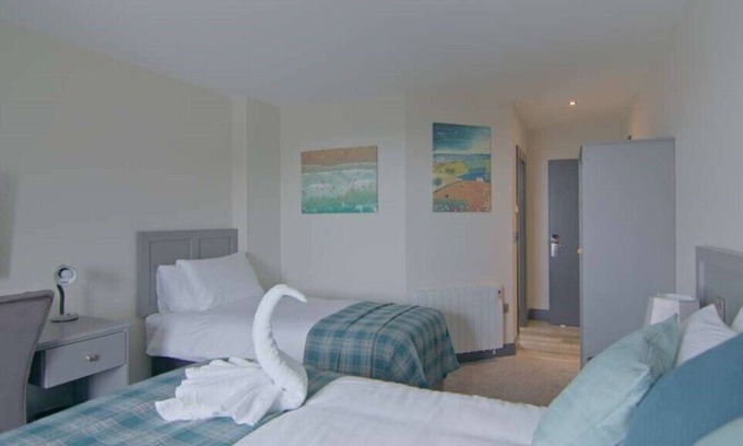 Woodstown House | The Saratoga Bar & Rooms