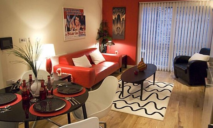 Hull Old Town Apartment | The Sawmill, Stylish city centre accommodation with a quiet setting RED