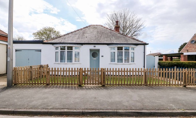 Sutton-on-Sea Cottage | THE SEASIDE RETREAT, pet friendly, with a garden in Sutton-On-Sea
