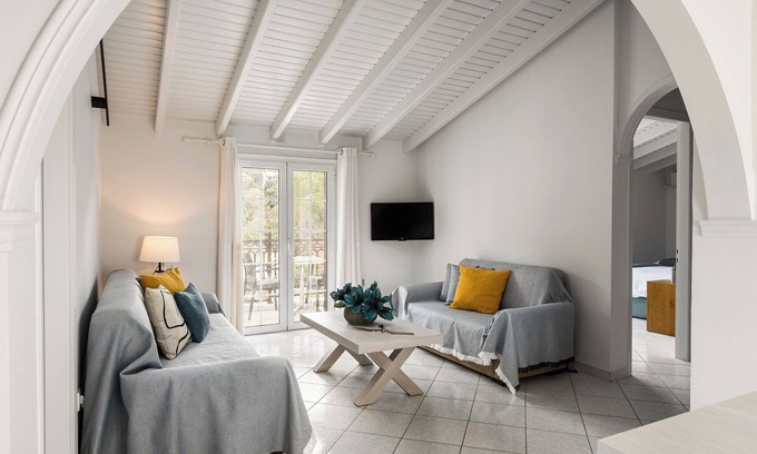 Ipsos Apartment | The Seaview Corner Apartments by Konnect, Ipsos