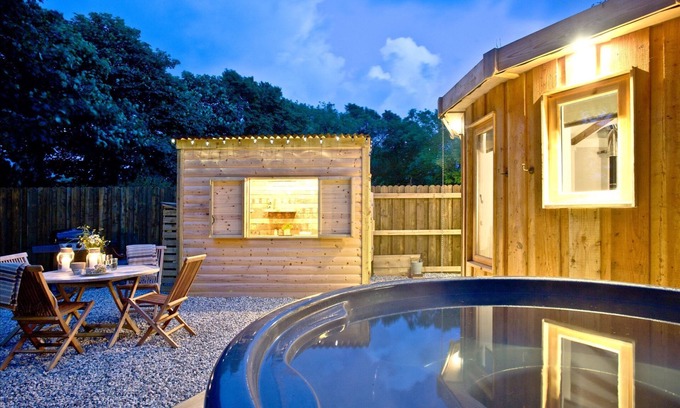 Kilkhampton Cabin | The Secret Roundhouse - En-suite glamping sleep 2 with hot tub close to beaches