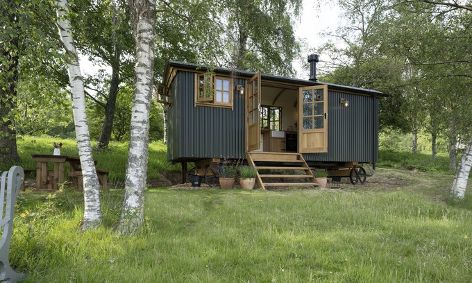 Crowborough Cabin | The Sett Shepherd's Hut at Coes Vineyard, East Sussex