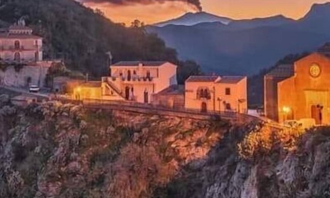 Savoca House | The Seven views holiday house
