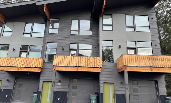 Alyeska House | The Seymour - Modern townhome with hot tub in Girdwood, AK