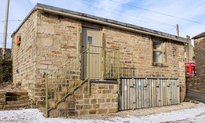 Holmfirth House | THE SHEARER'S HUT, romantic, with a garden in Holme, West Yorkshire