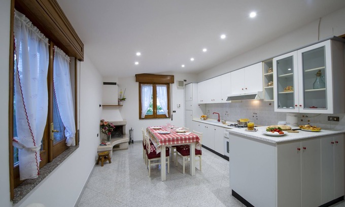Bomerano House | The Shelter on the Trail