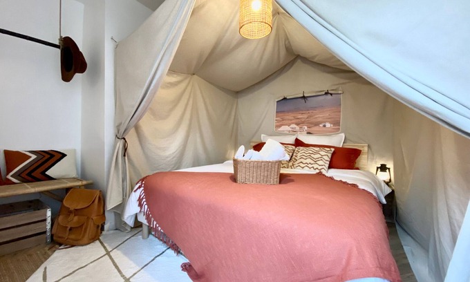 Villeneuve-sur-Yonne Apartment | THE SHIPPING Downtown - Netflix - BEST KEYS