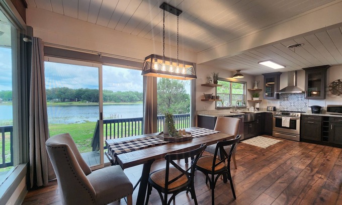 Silver Springs House | The Silver Springs Lakefront Cottage - with Canoe