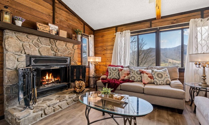 Waynesville Cabin | The Sirius Cabin|Mountain View|Fireplace|Deck|More