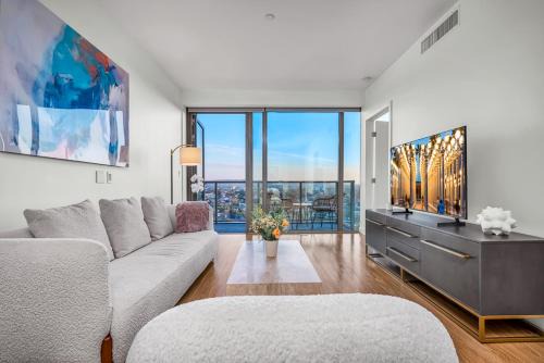 Carthay Circle Apartment | The Sky Gem