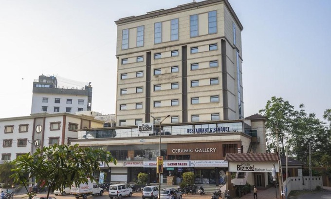 Petlad Hotel | The Sky Imperial Hotel The Maison