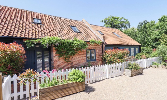 Aylesby Cottage | THE SMITHY, character holiday cottage, with a garden in Laceby