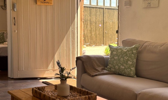 Lechlade Apartment | The Smythy Cotswolds Cottage Farm Stay With Pool