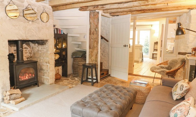 Minchinhampton Cottage | THE SNUG NO 35 WEST END, pet friendly in Minchinhampton